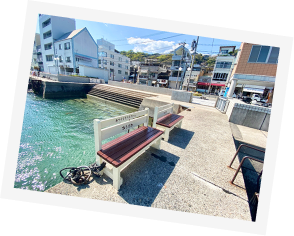 海岸とベンチの写真