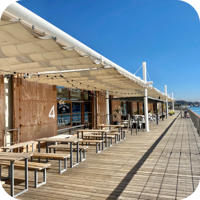 海沿いの建物とテラスの写真